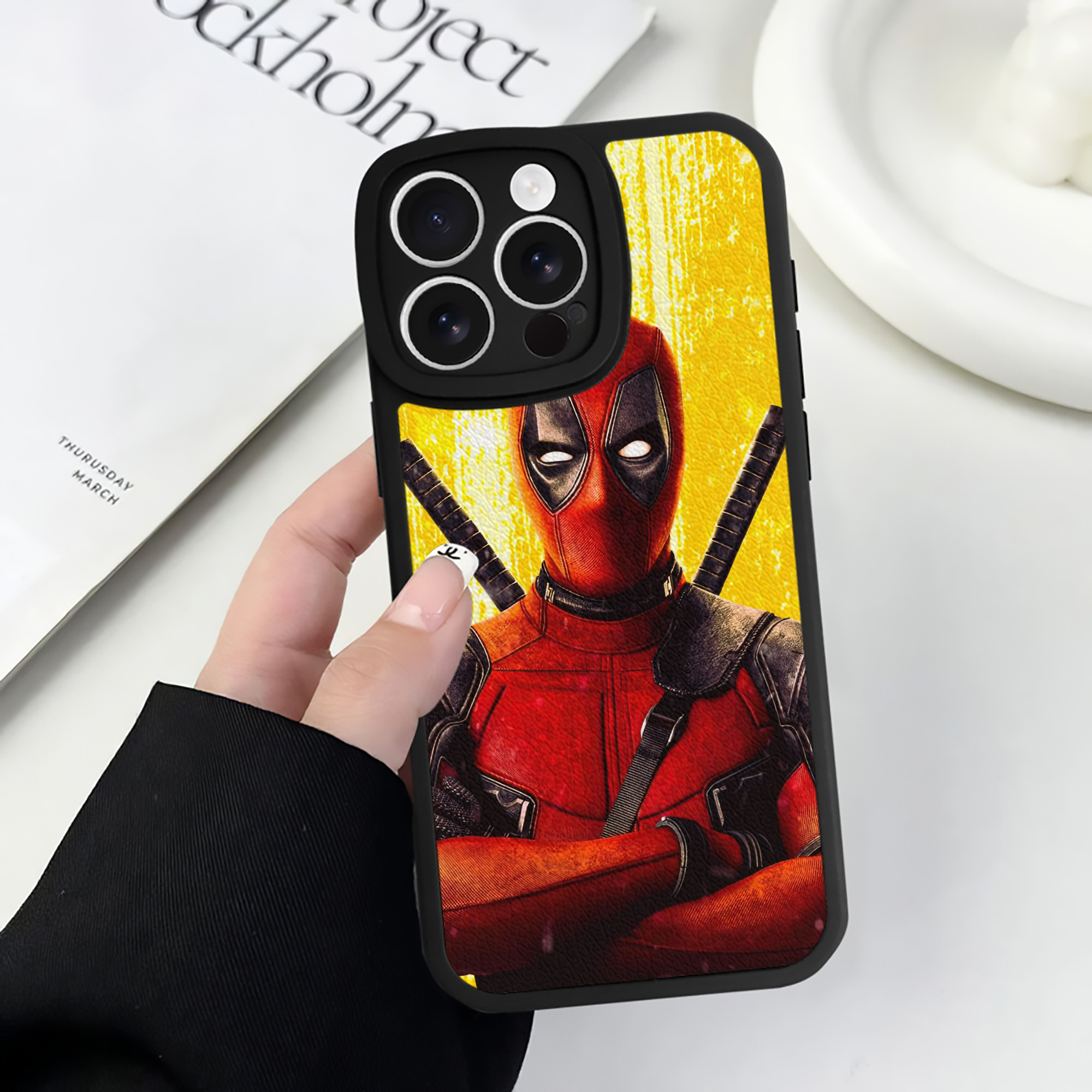（画像用） Deadpool デッドプール 【iPhone 16シリーズ対応】シリコンスマホケース（レザー調） 材質：シリコン